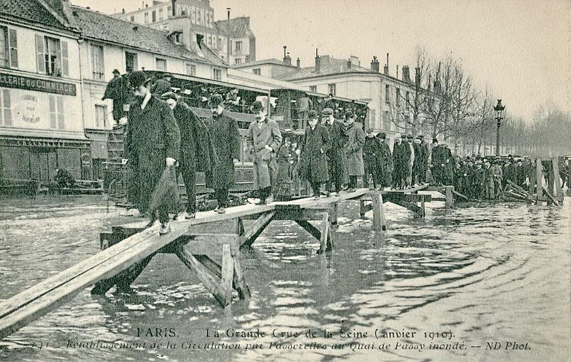 800px-ND_141_-_PARIS_-_La_Grande_Crue_de_la_Seine_-_Rétablissement_de_la_circulation_par_passerelles_au_Quai_de_Passy_inondé